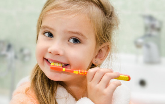 Nên tập cho trẻ cách tự đánh răng từ sớm