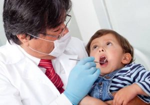Nên đưa trẻ đi khám răng khi có dấu hiệu 
