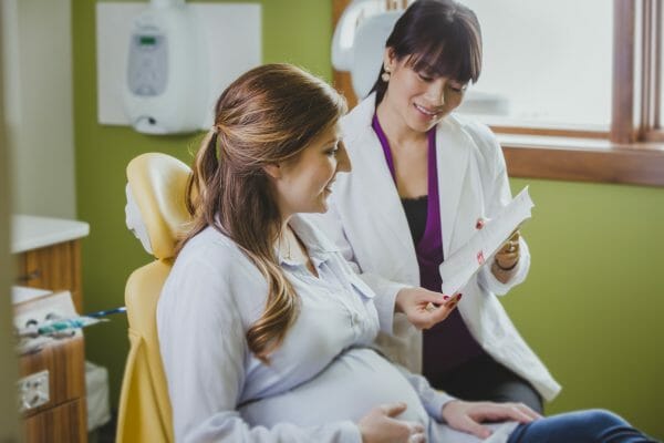 Phụ nữ mang thai có nên trám răng không?