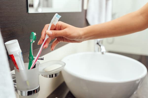 Cách vệ sinh bàn chải đánh răng hiệu quả