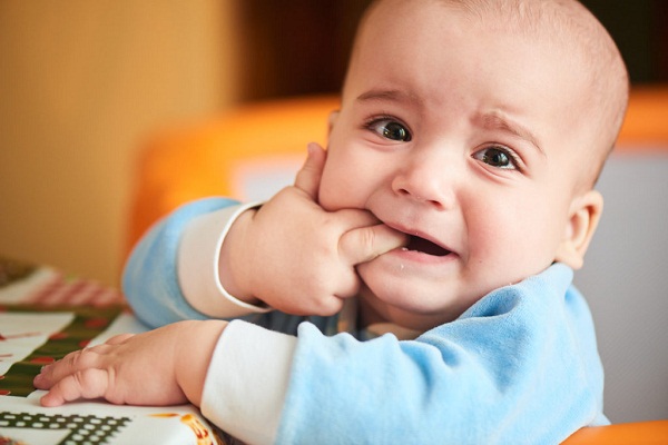 Cha mẹ đã biết cách xử lý khi trẻ bị mọc răng chưa?