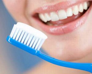 Vệ sinh răng miệng thương xuyên giúp răng luôn trắng sáng