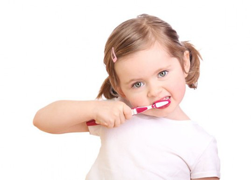 Đánh răng thường xuyên để tránh các bệnh răng miệng ở trẻ