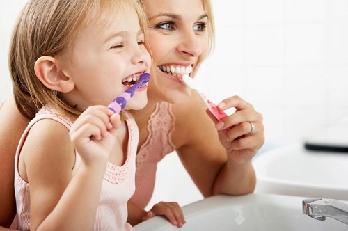 Cách chăm sóc răng miệng cho trẻ để tránh các bệnh đường tiêu hóa
