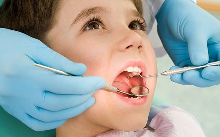 Nên đưa trẻ đi khám răng miệng định kỳ phòng tránh bệnh