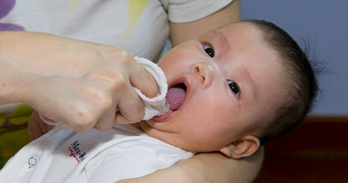 Chú ý làm sạch khoang miệng cho trẻ ngay từ lúc trước khi mọc răng 