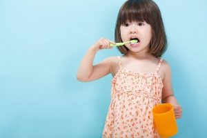 Chăm sóc răng miệng cho trẻ cần được quan tâm trước khi những chiếc răng của bé xuất hiện