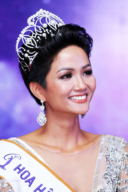 Cận cảnh hàm răng chưa đều của đương kim Hoa hậu Hoàn vũ Việt Nam.