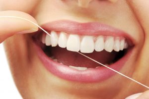 Loại bỏ mảng bám tích tụ ở kẽ răng với chỉ nha khoa