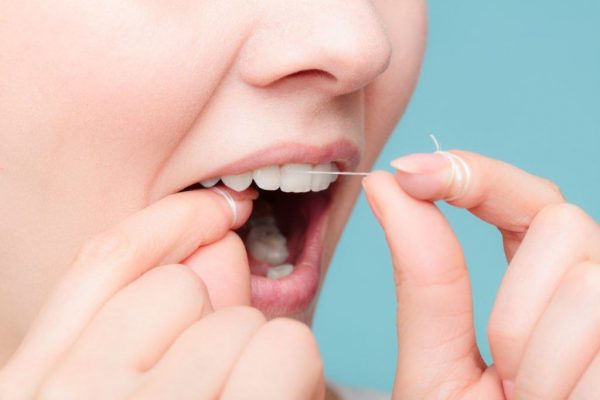 Sử dụng chỉ nha khoa thay cho việc dùng tăm để xỉa răng