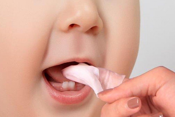 Hướng dẫn cách vệ sinh răng miệng cho trẻ sơ sinh