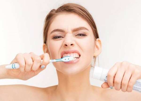 Chà răng quá mạnh cũng là một trong những nguyên nhân điển hình khiến răng nhai bị yếu đi