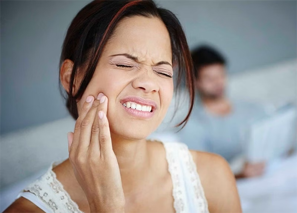 Tình trạng răng bị đau khi nhai và cách xử lý hiệu quả